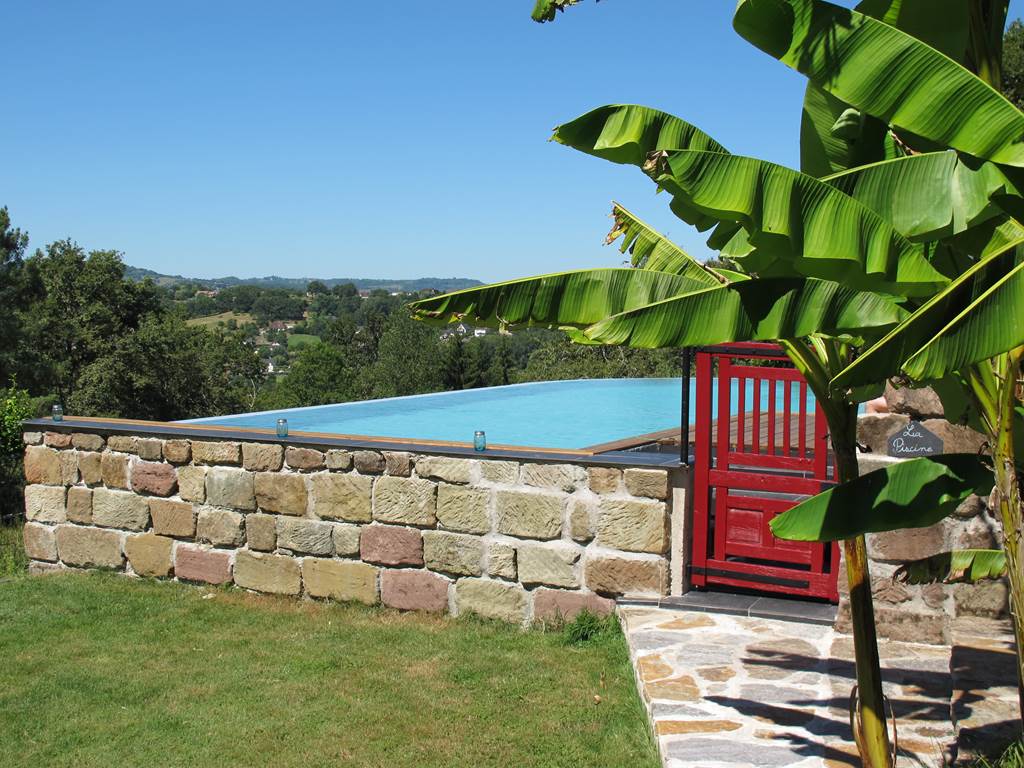 Piscine à débordement- Gîte corrèze piscine