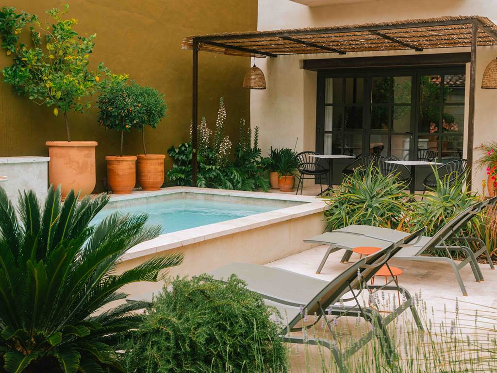 3 BD piscine au coeur de la cour jardin de Marcelle en Camargue