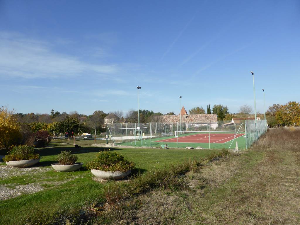 Saint Roch chambres d'hôtes terrain de tennis de volley jeux pour enfants à 200 mètres.jpg