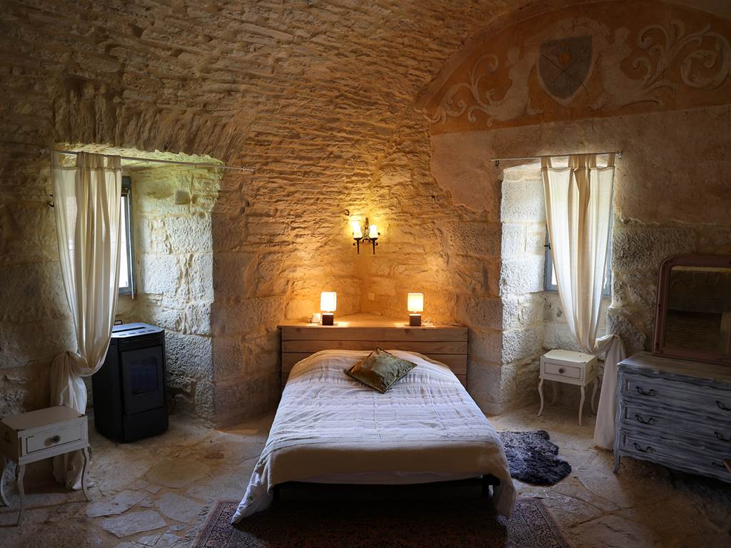 Chambre de la Reine : séjournez dans une chambre d'hôte authentique au Château de Saint-Chamarand