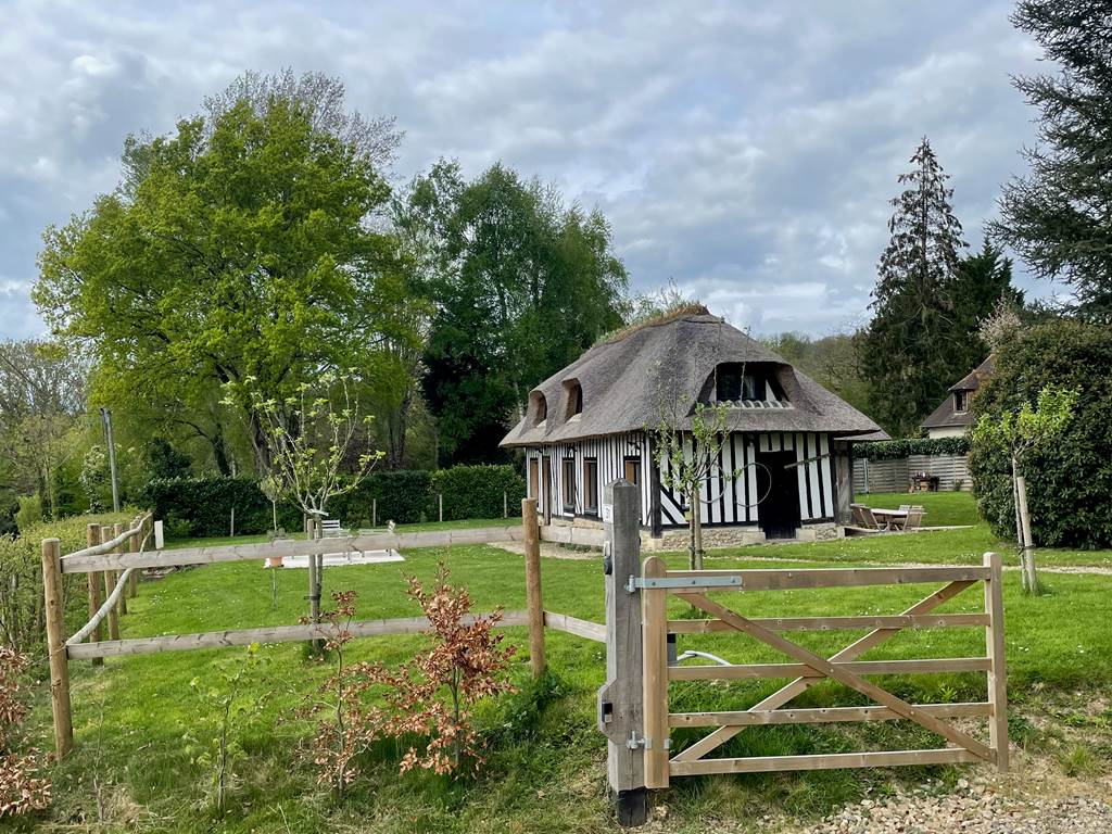 La chaumiere au coeur de son jardin au printemps