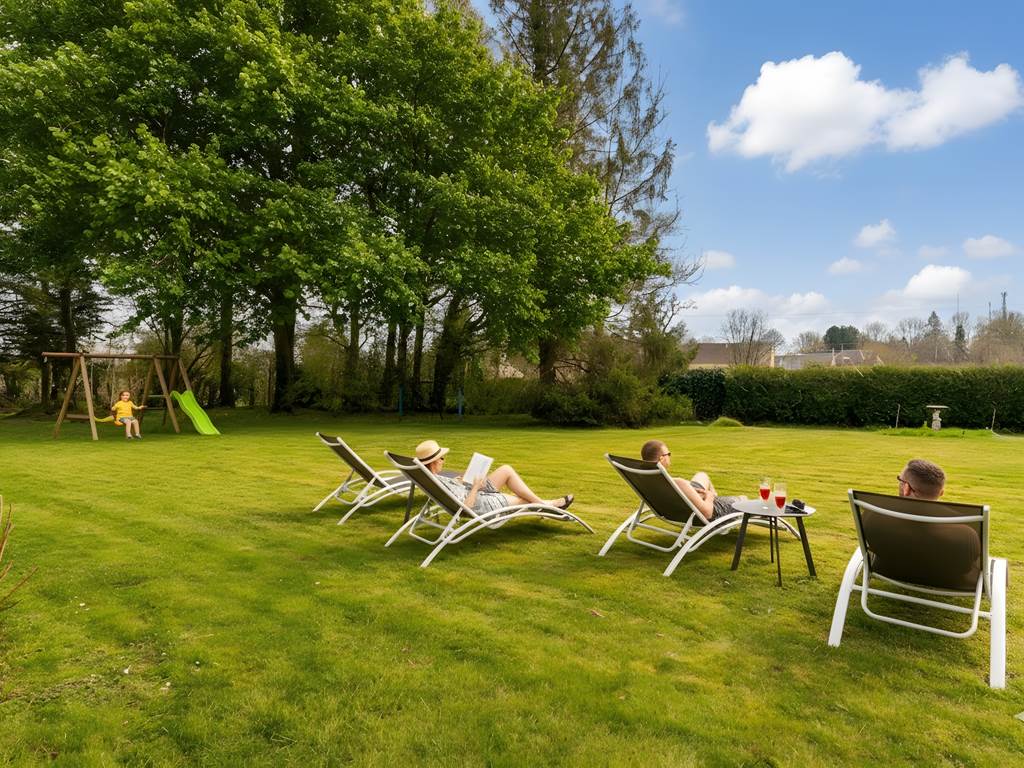 jardin-ensoleillé-bed-and-breakfast-saultchevreuil-villedieu