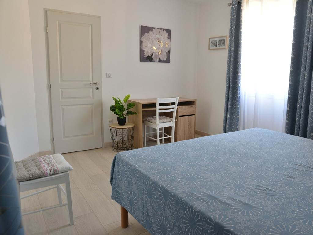 Chambre 2 Gîte Divine Etoile Bureau wifi Fibre gratuit fenêtre double vitrage placard penderie de rangement