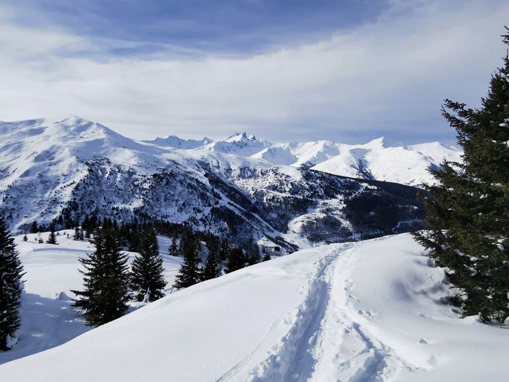 Une piste de randonnée balisée avec retour par une piste de ski du domaine