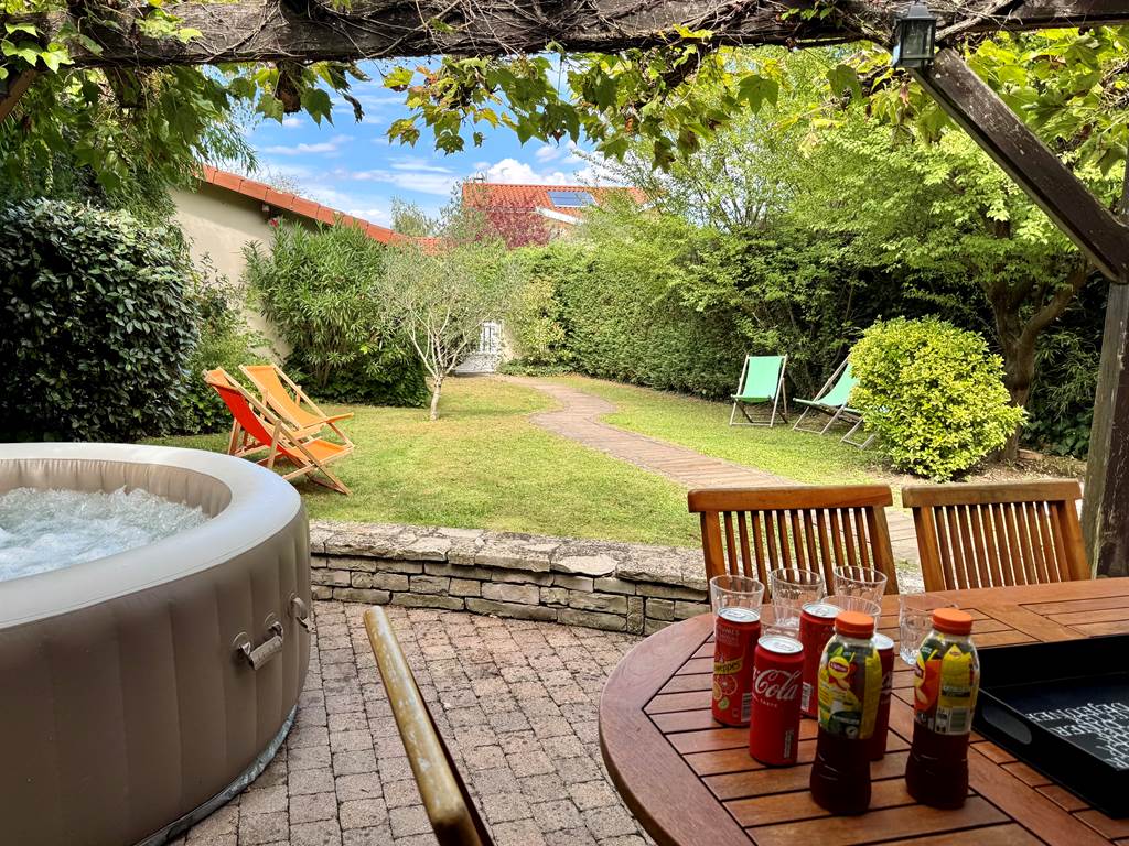 jardin-jacuzzi-maison-vacances-nature-charly-region-lyon