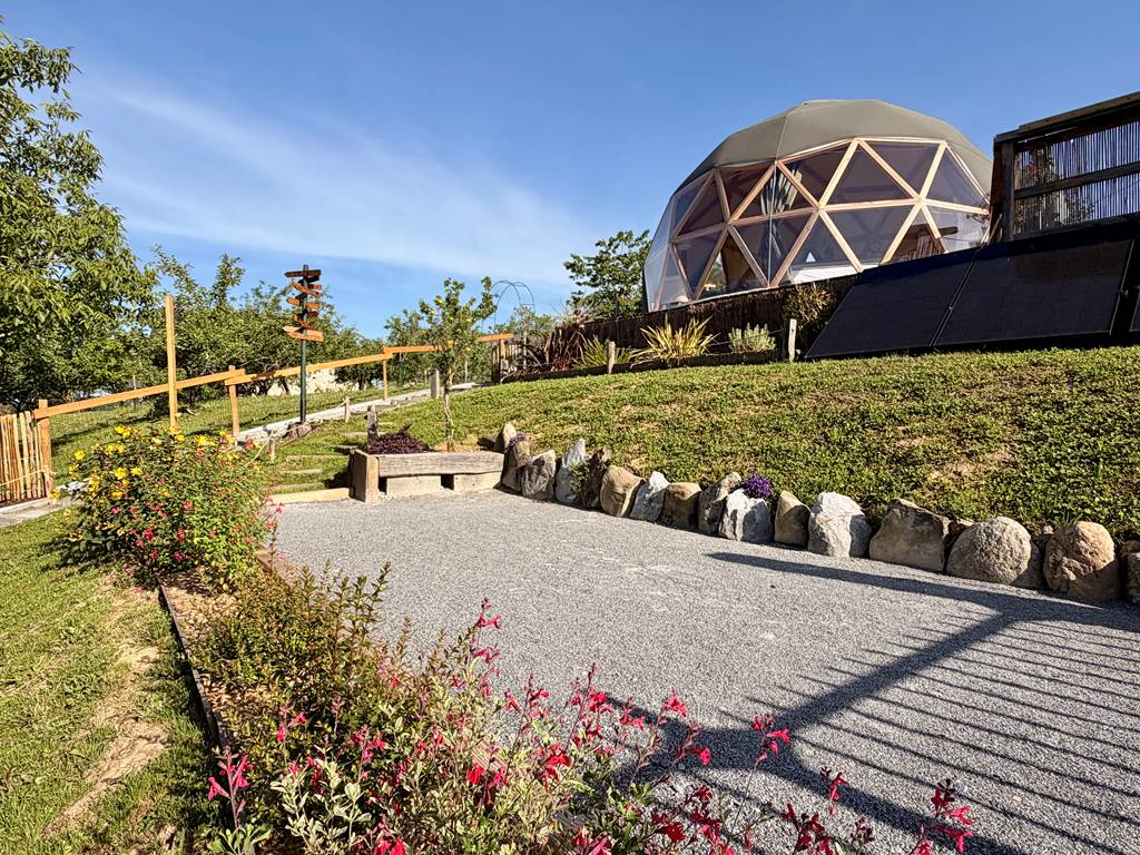 Le boulodrome pour des parties de pétanque ou Mölkky