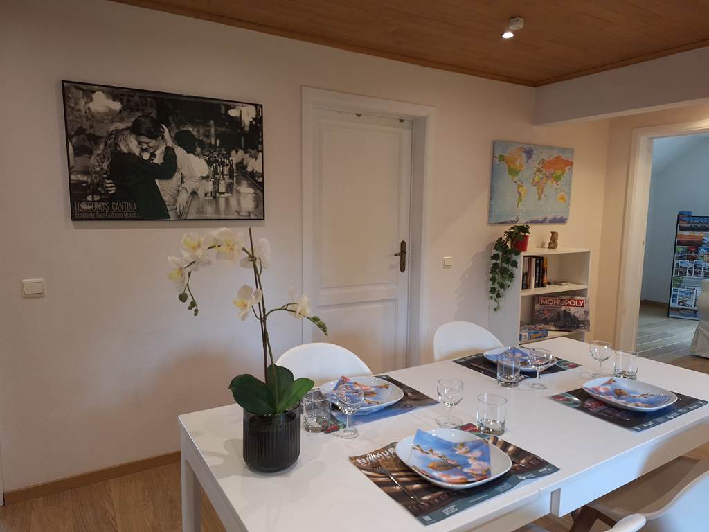 10-table-a-manger-autre-angle-gite-lecureuil-namur-wepion.jpg