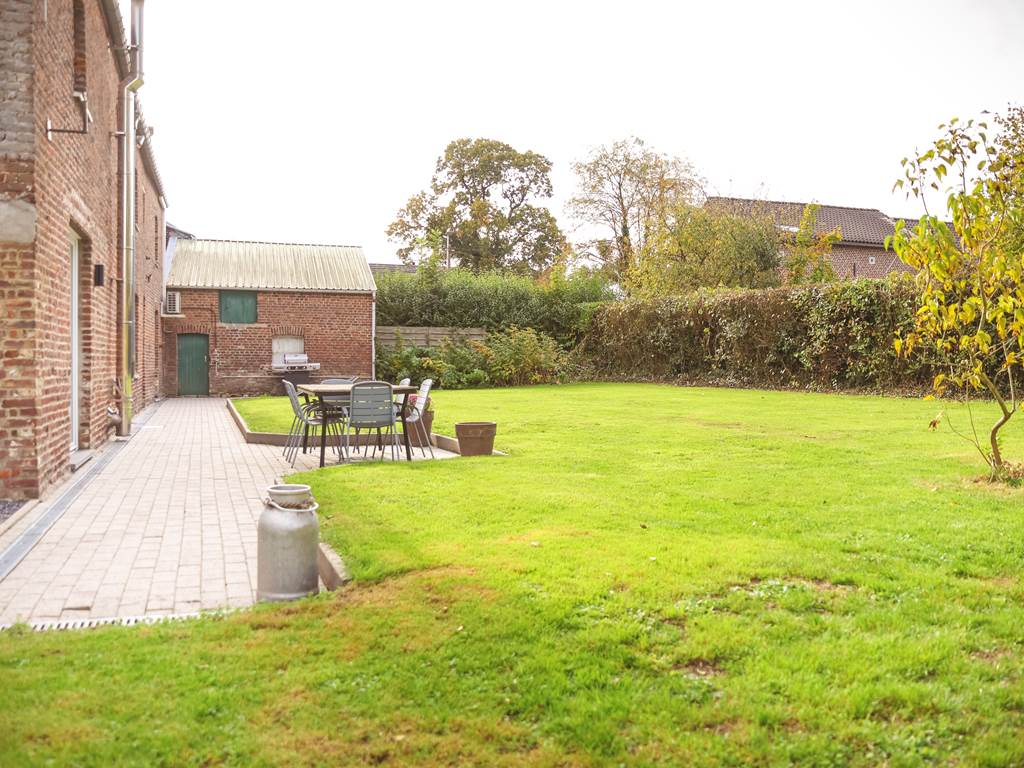 Gi^te Maud Neuprez. EXTERIEUR BOOKING HD-15