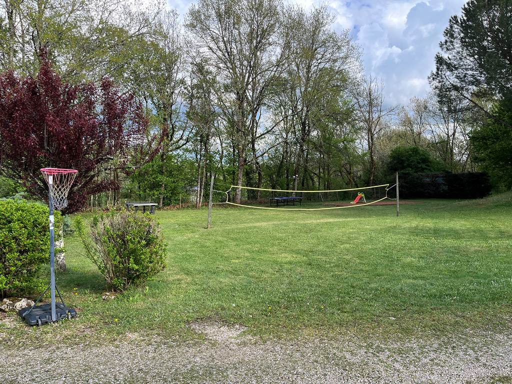 Espace de jeux ,ping-pong,pétanque ,badminton etc ...