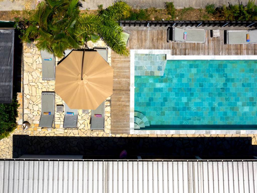 vue de drône piscine et deck de la Villa Miranda