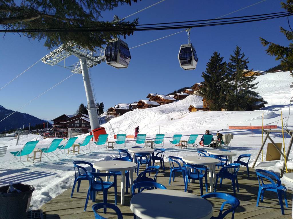 Terrasse du chalet et télécabine