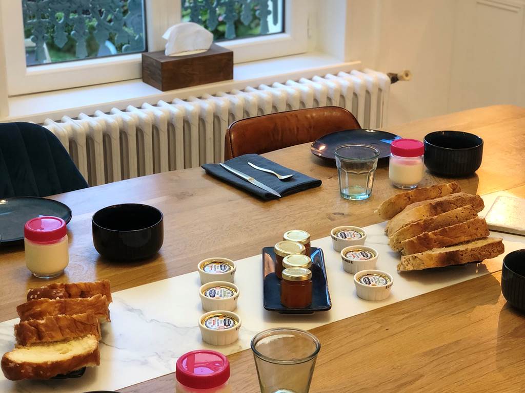 petit dejeuner-produits locaux-pain maison