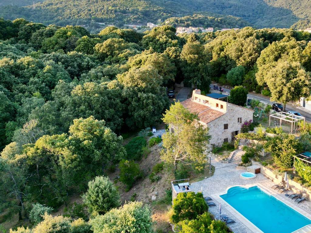 Domaine Cardu, chambres d'hôtes avec piscine entourées de nature sauvage en Corse.
