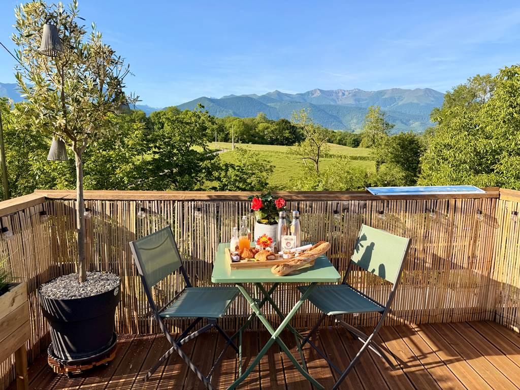 Petit-déjeuner sur la terrasse face aux montagnes