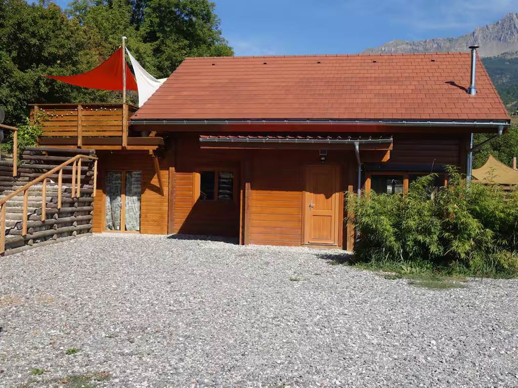 Grand parking au pied du Gîte