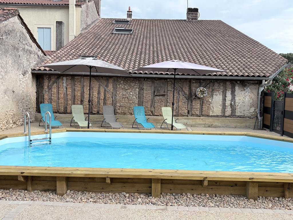 Piscine - transats - salon jardin - parasol