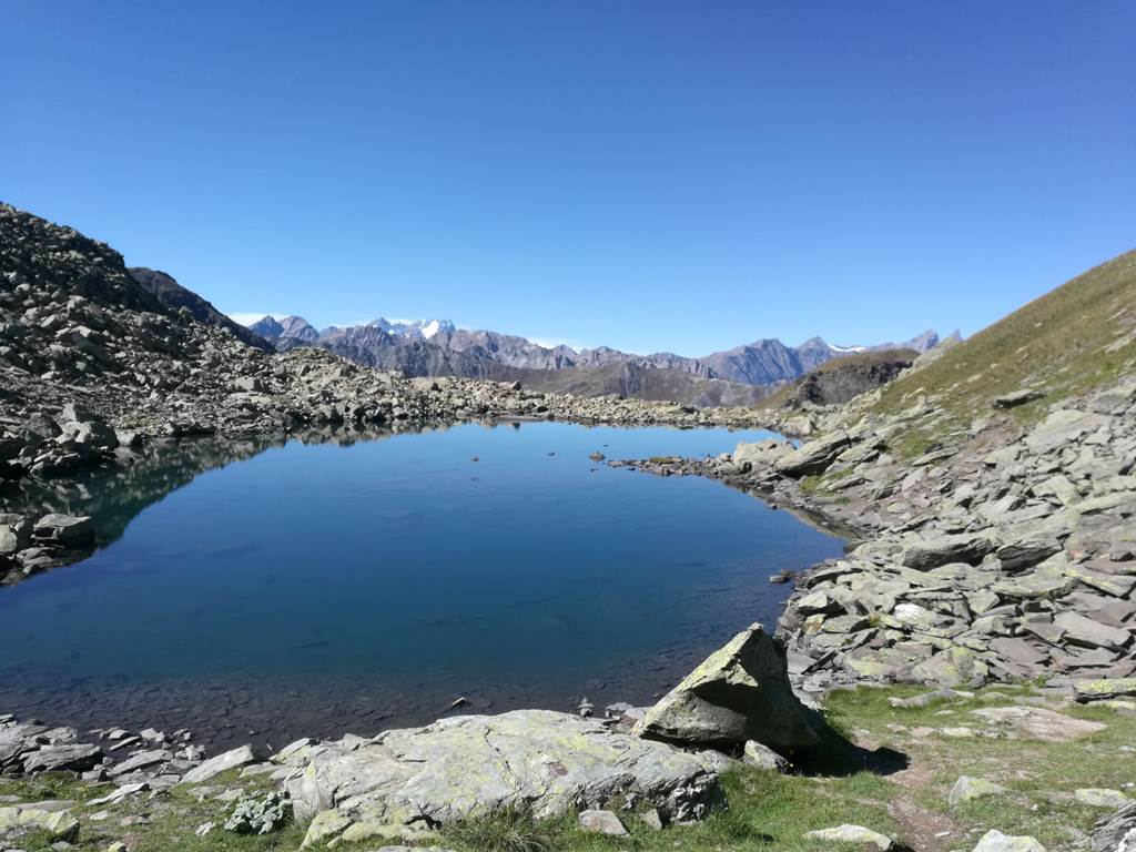Le lac de Roche Noire avec vue sur les Ecrins et la Meige