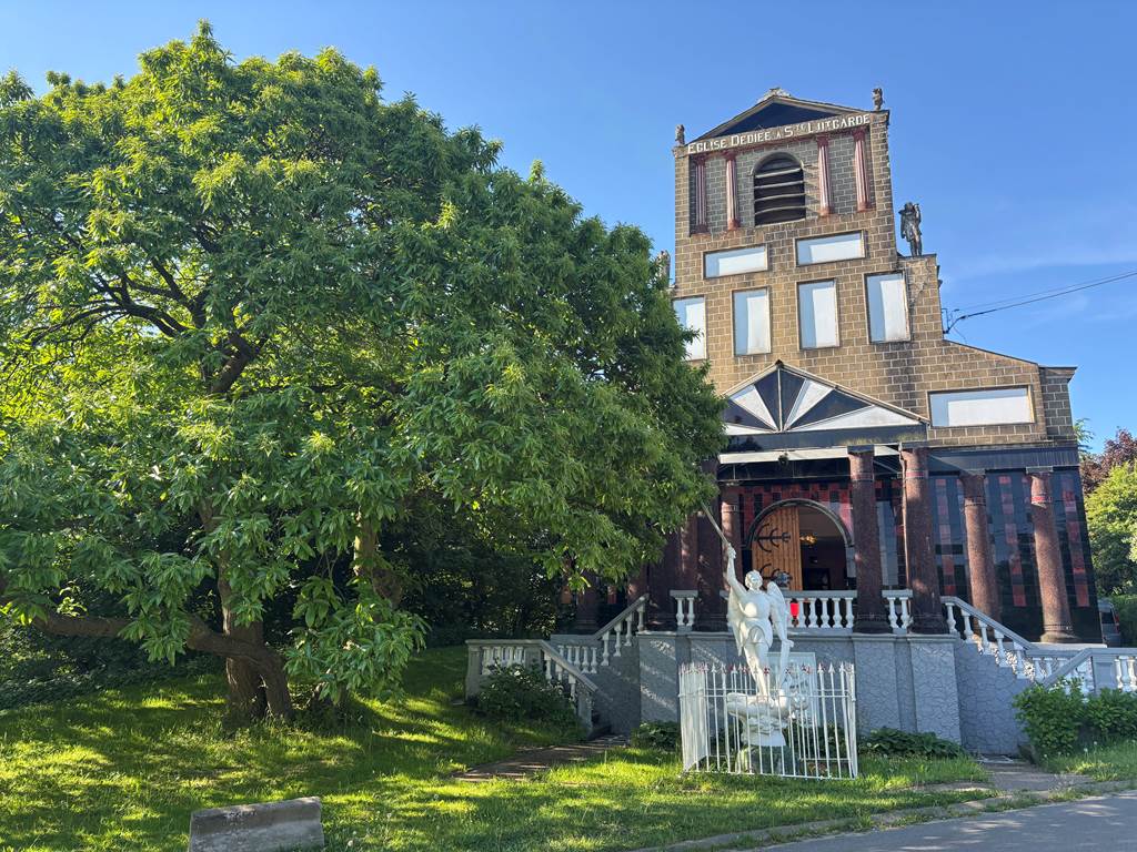 La façade et le châtaignier