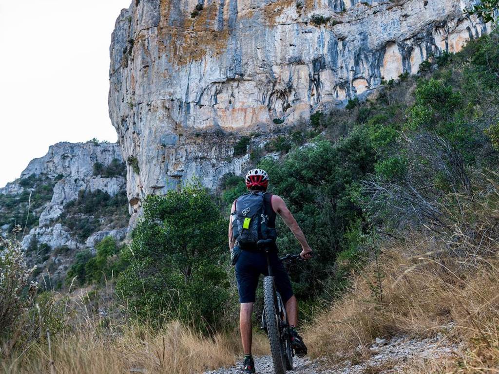 Chemin de Roc Calte dans le cirque de Navacelle