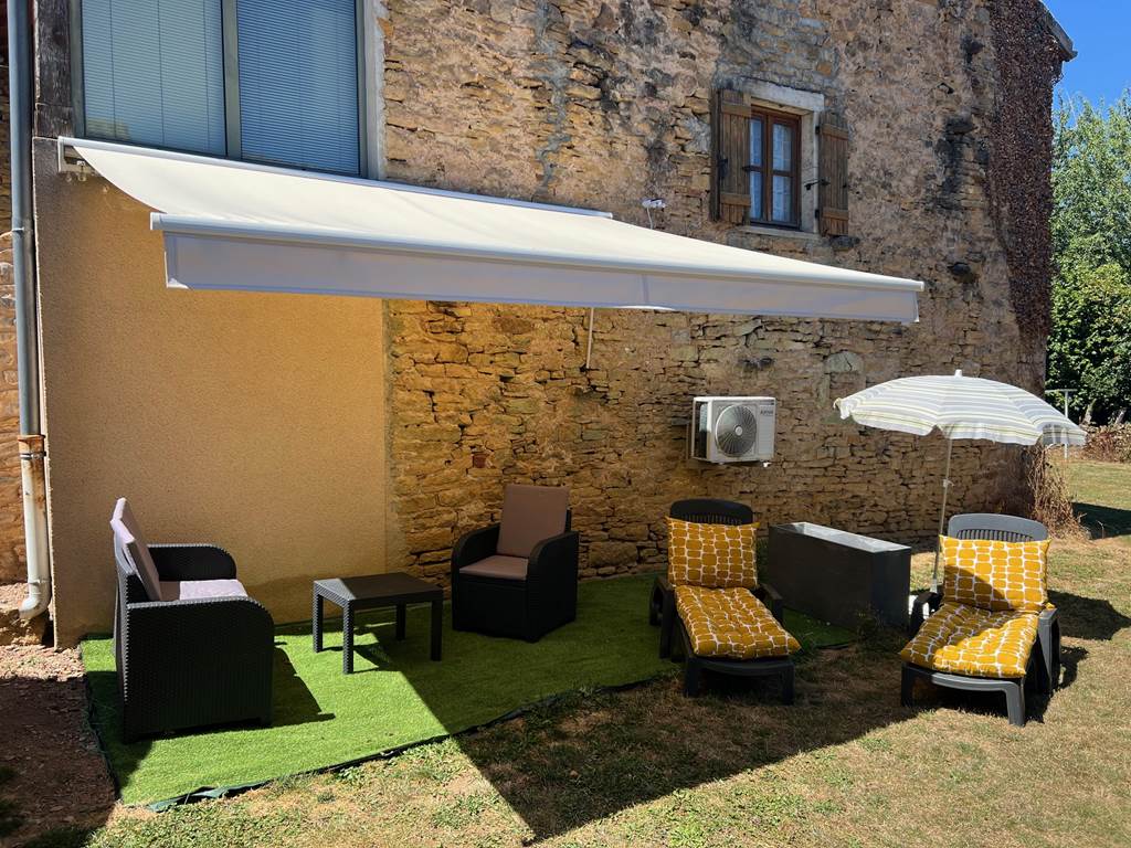 Jardin privatif de 74 m2 avec table, transats et barbecue