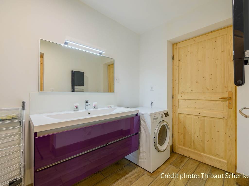 salle de bains et sa machine à laver crédit photo : Thibaut Schenkel