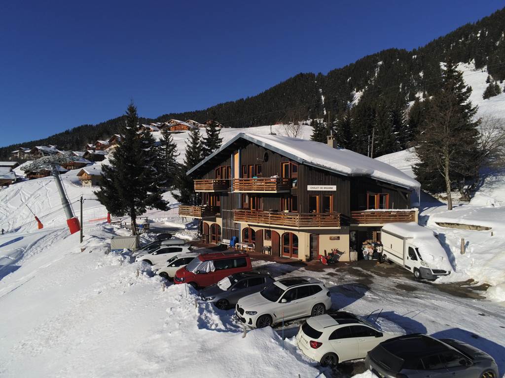 Parking privé devant le chalet