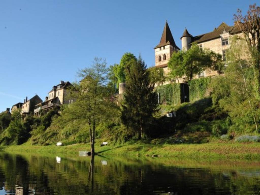 Le chateau de Carennac Vue de la dordogne