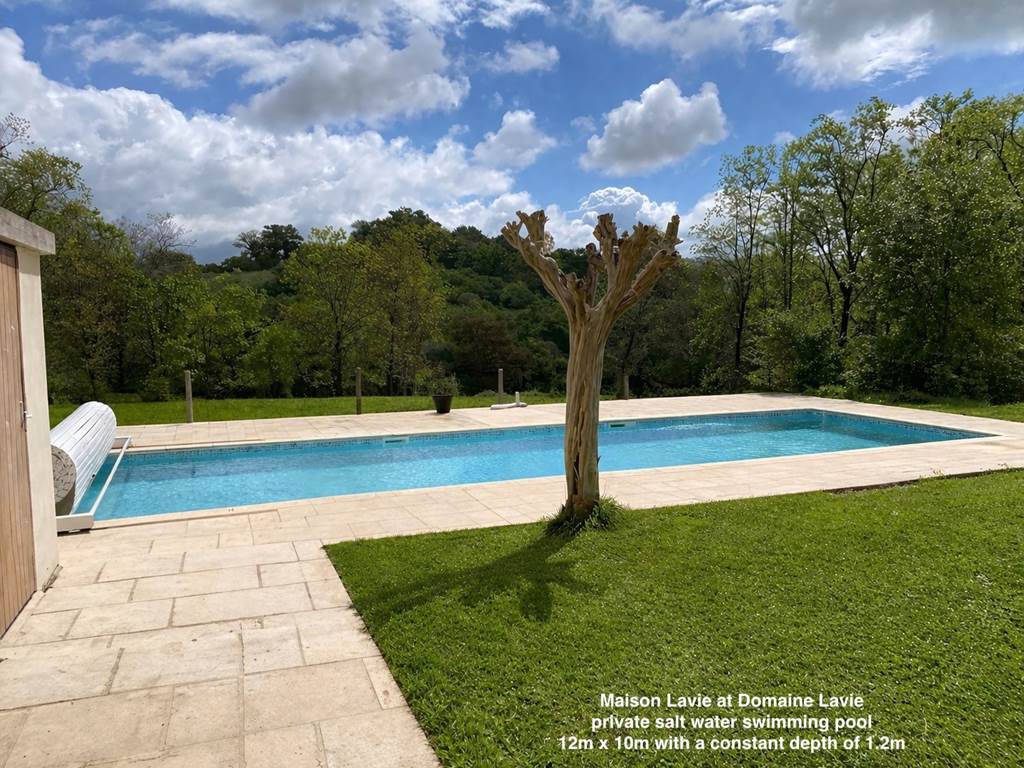 Maison Lavie - piscine privee ensoleillee avec vue sur la campagne