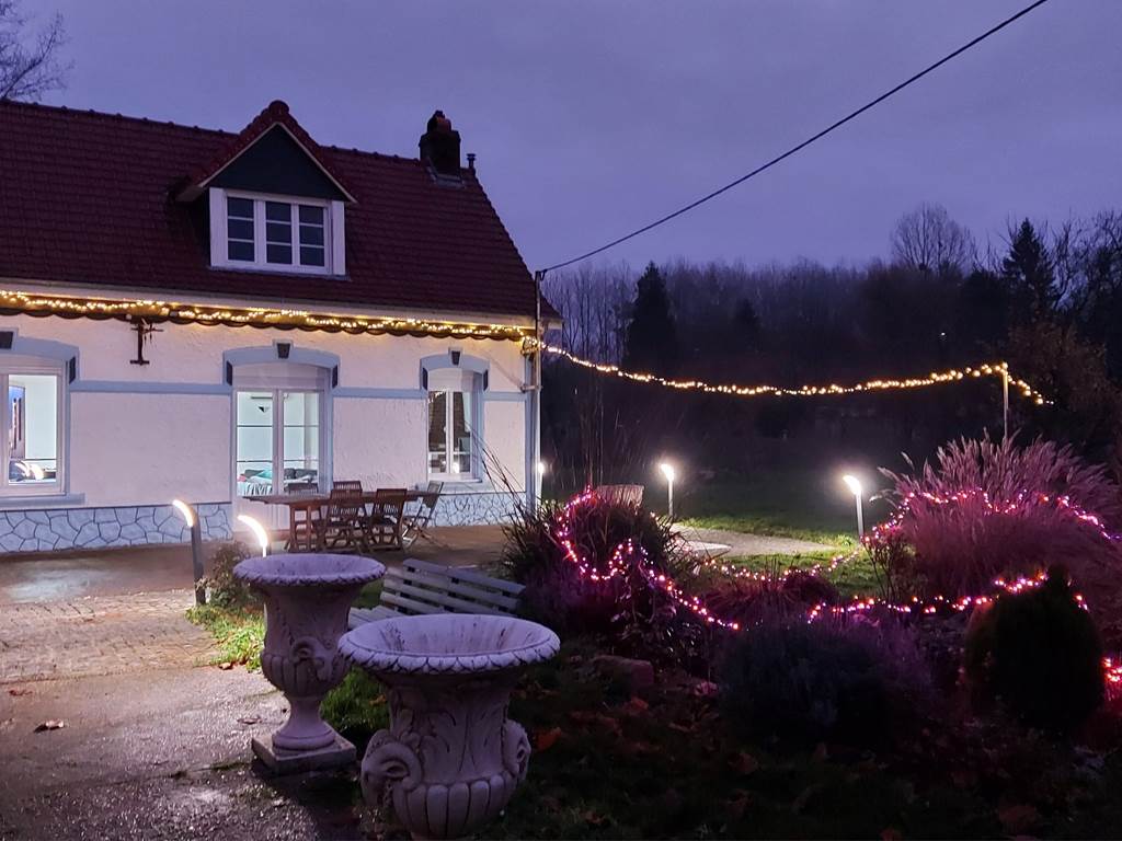 Le Moulin de la Planquette se pare de lumières pour les fêtes, un cadre féerique pour un séjour de fin d’année dans un gîte rural en Hauts-de-France.