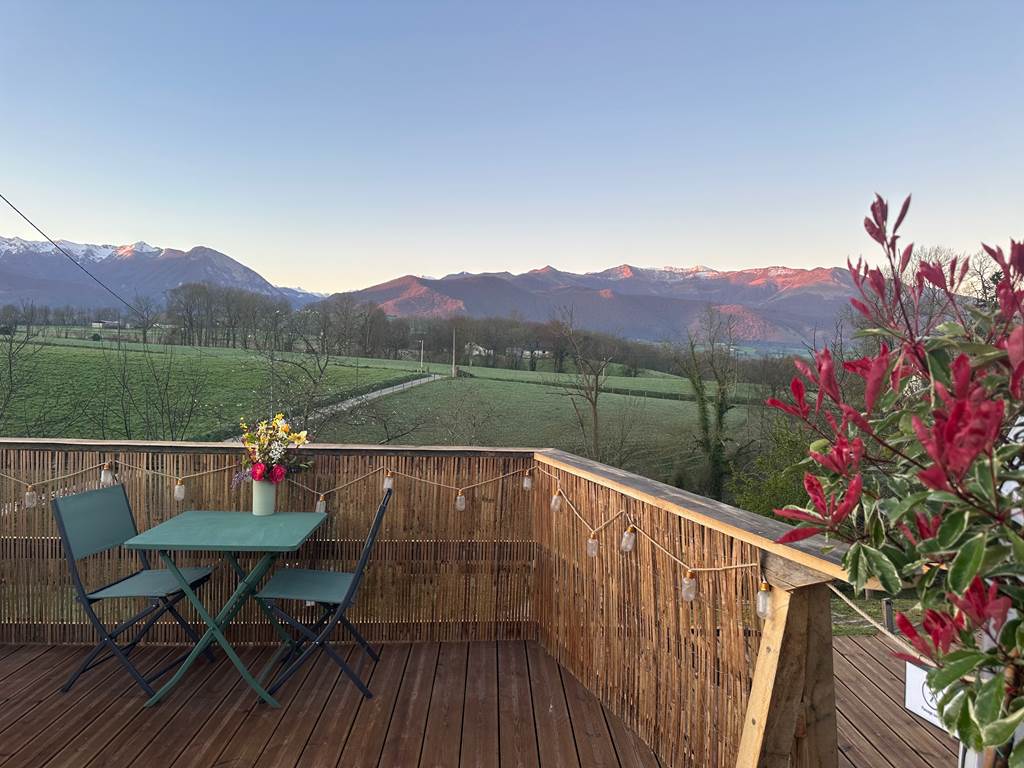 Une vue sur les montagnes, progressivement illuminées par les rayons du soleil