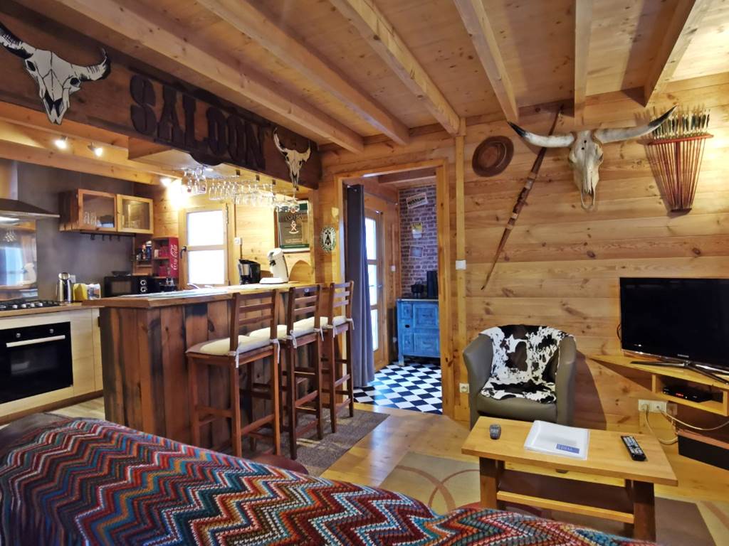 Salon cosy au style vintage du Chalet Ouessant à Plouarzel, pour des vacances familiales originales en Bretagne