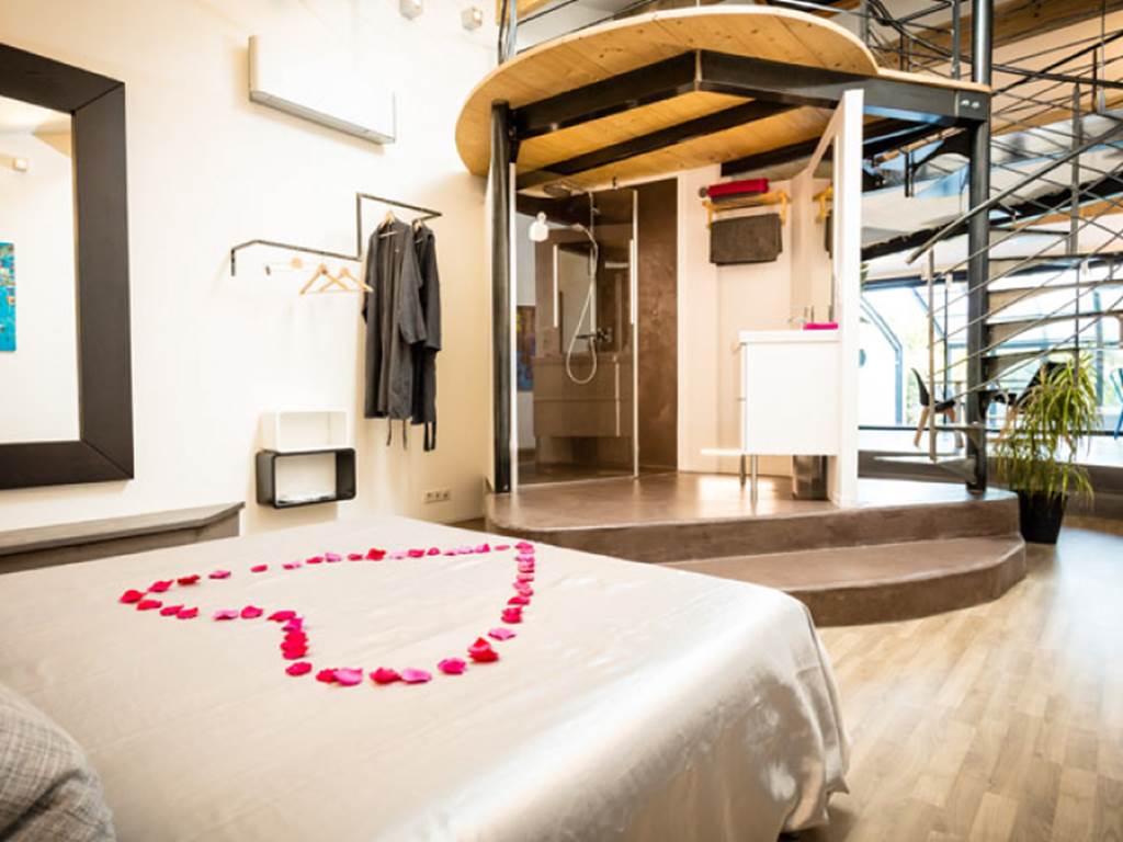 lit soigné queen size vue de la grande suite d'hote star Aigues Mortes