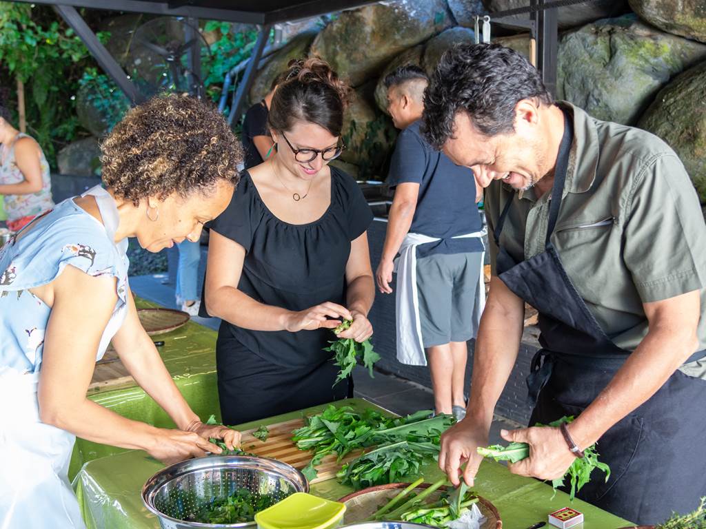 Atelier cuisine creole tri des brèdes1 _ La Sirandane _ credits IRT@La Petite Creole