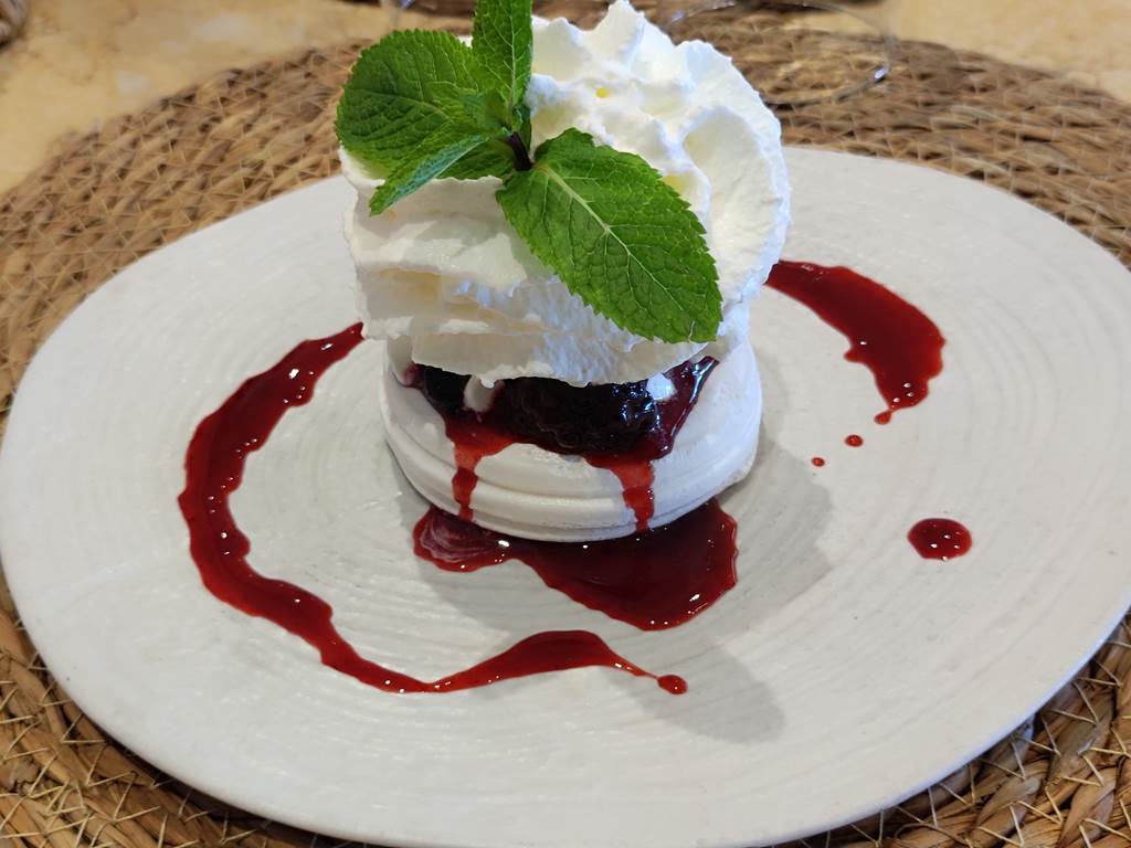 pavlova LONGO MAI RESTAURANT