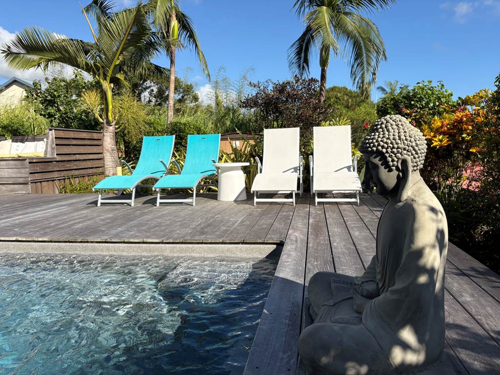 Bains de soleil au bord de la piscine chauffée