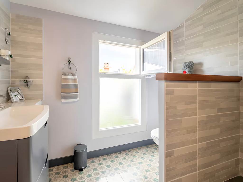 salle-de-bain-blanche-vasque-moderne-gite-olonzac