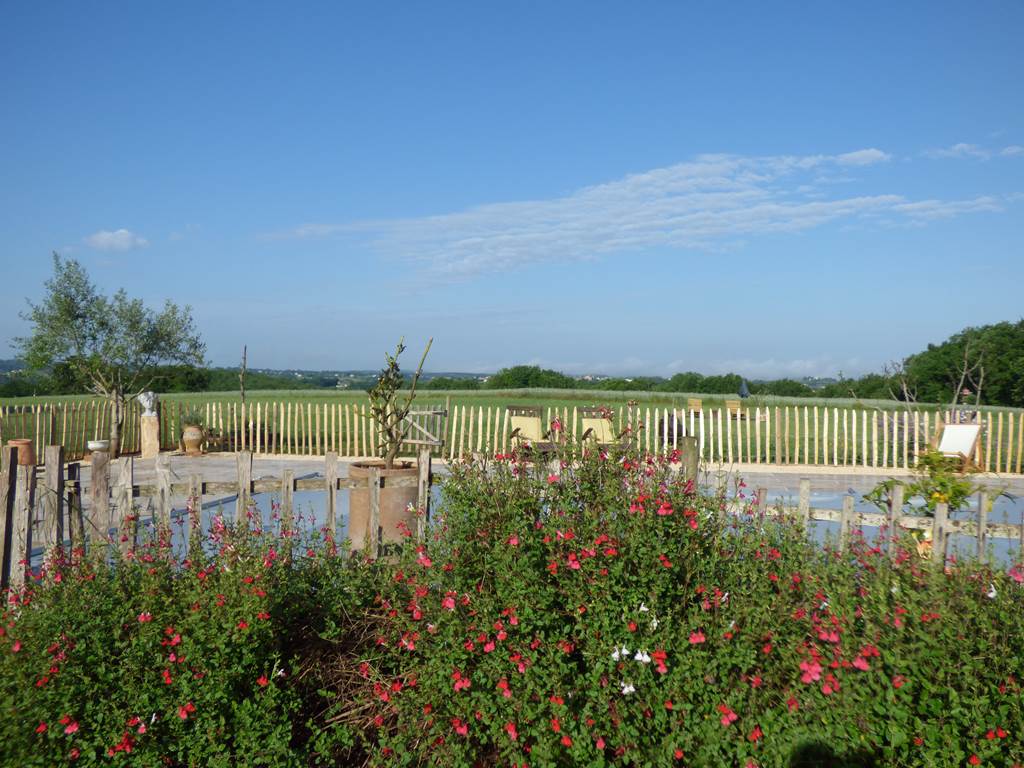 piscine d'eau salée  avec vue sur la bastide de Beaumont du Périgord