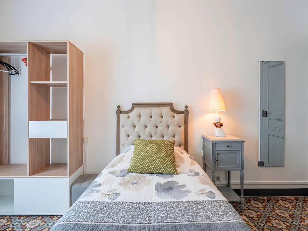 chambre-lit-double-style-classique-gite-canal-midi