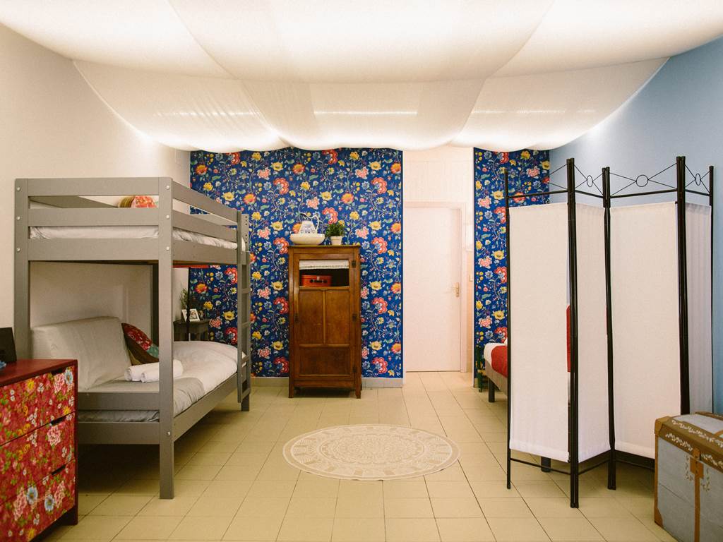 Chambre pour 5 personnes  / Lit double en 160 + Lit Superposé et Lit simple / salle de bain privative