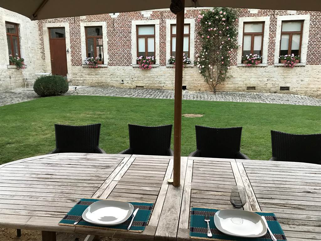 Cour vue de la table