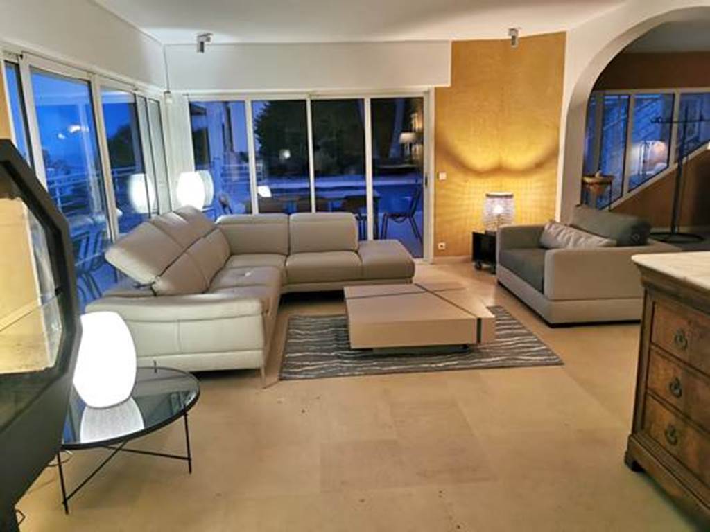 Salon avec vue mer au crépuscule à Cannes