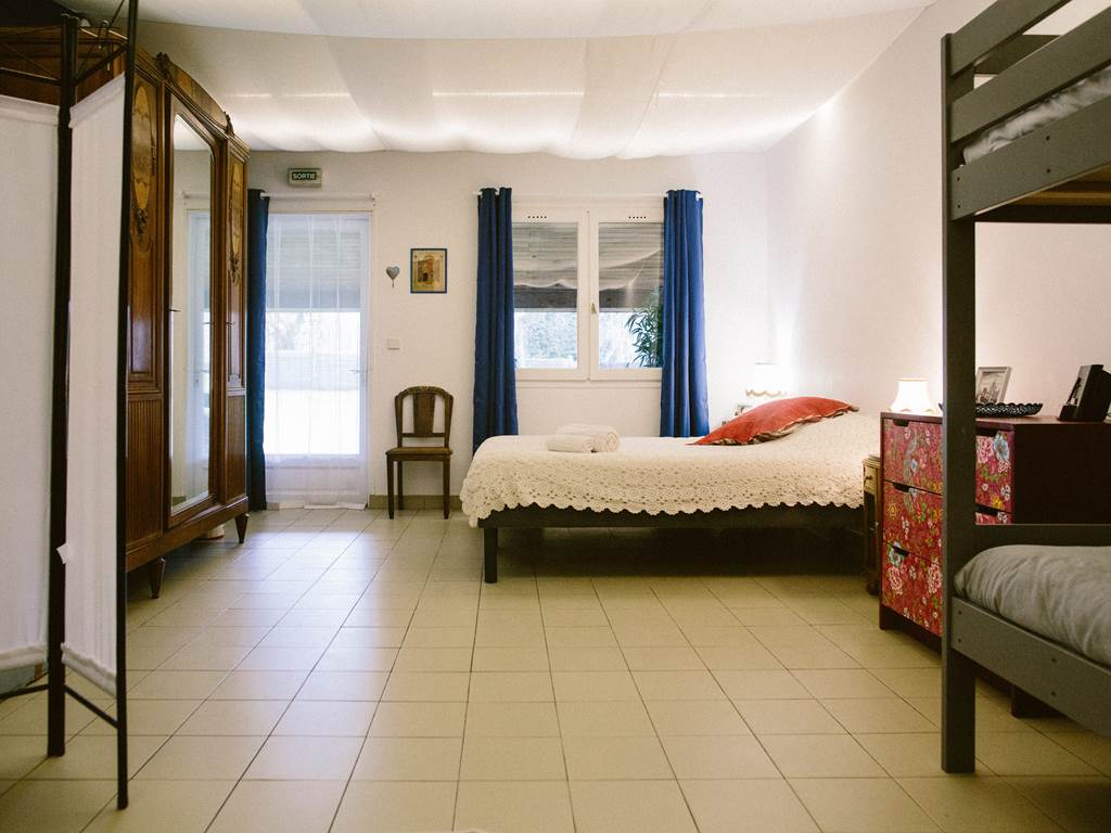 Chambre pour 5 personnes  / Lit double en 160 + Lit Superposé et Lit simple / salle de bain privative