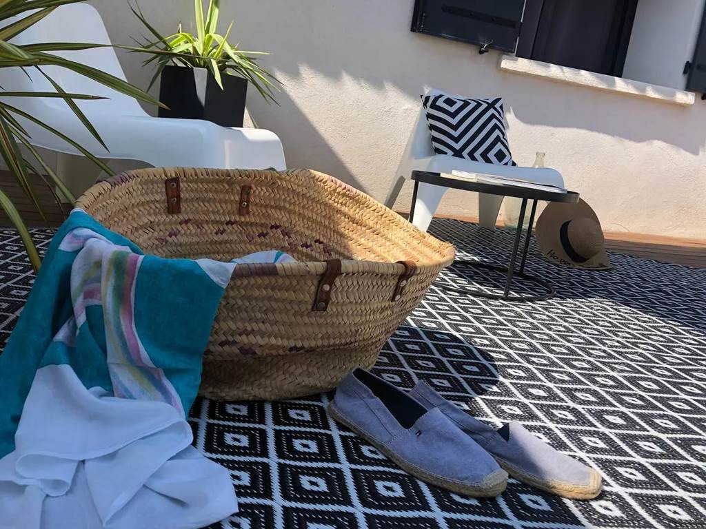 Ambiance paisible au bord de la piscine, idéale pour des vacances reposantes