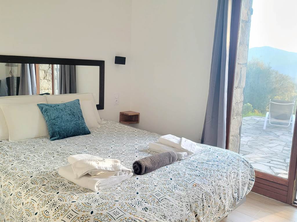 Chambre d'hôtes spacieuse avec accès direct sur une terrasse privative en Corse du Sud.