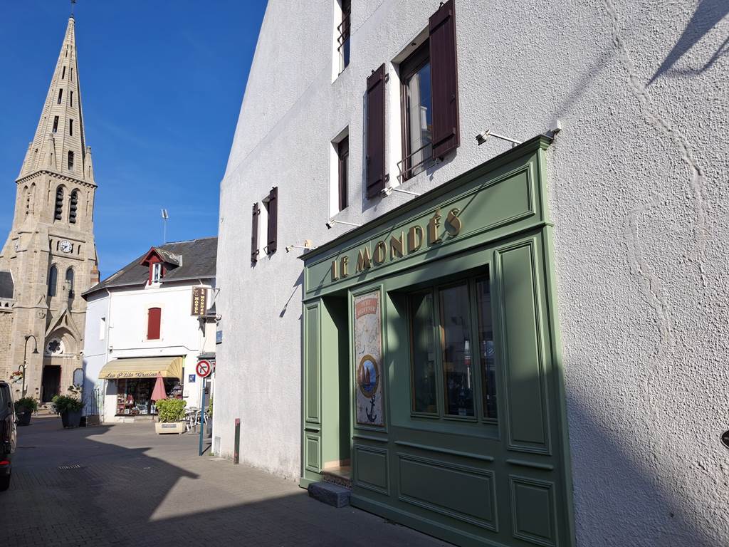 Façade du bar le Mondés