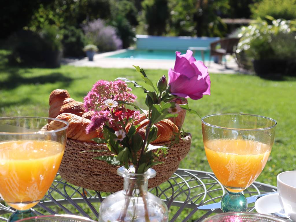 Petit déjeuner dans le jardin- les charmes de sarlat