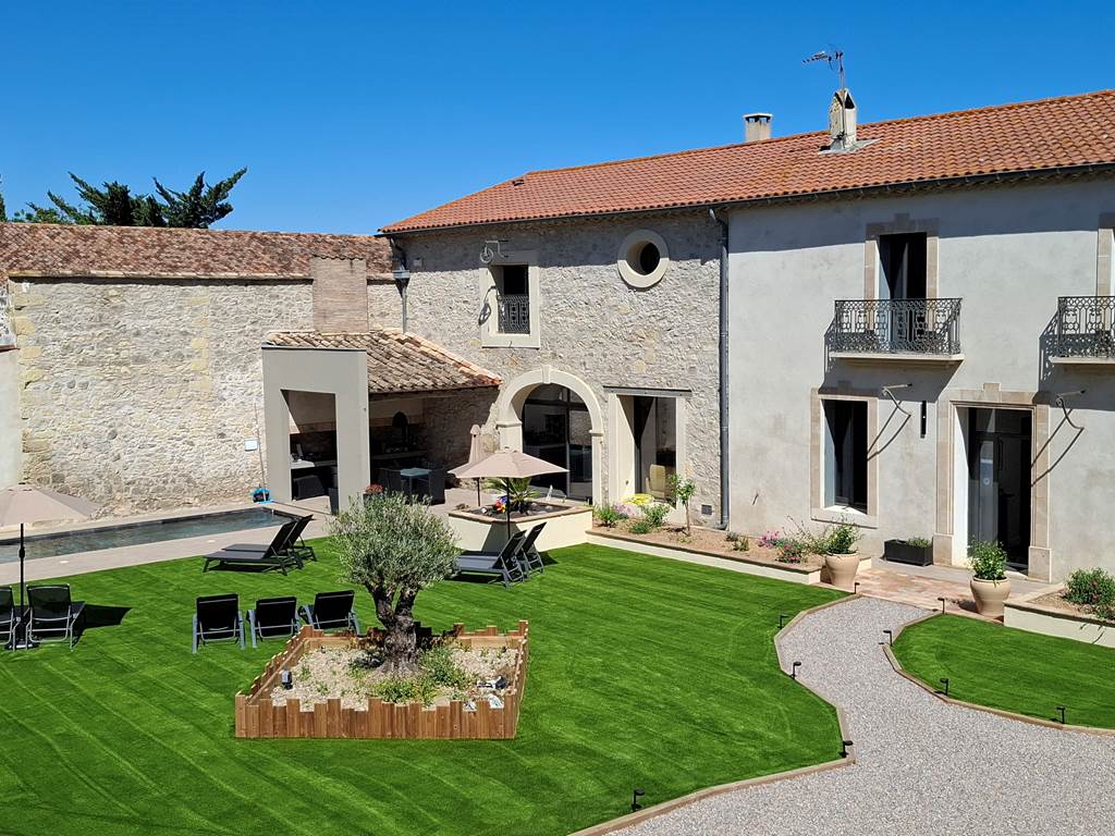 Façade de La Vigneronne au domaine des Gîtes de Monte Blanco, proche de Pézenas.