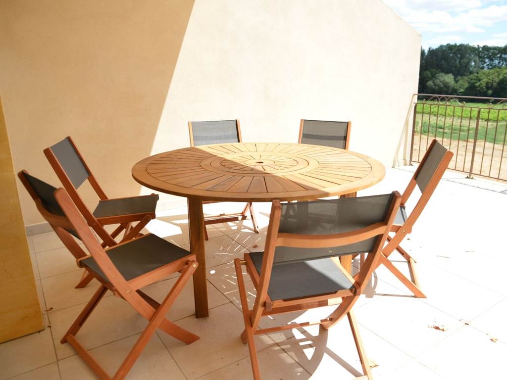 Coin terrasse gîte Harmonie escalier d'accès piscine barbecue plancha à gaz pour vos repas d'été