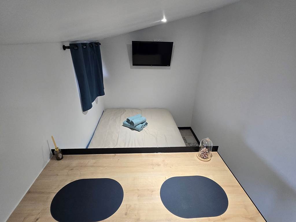 Table haute et Lit CHAMBRE GAUDINA