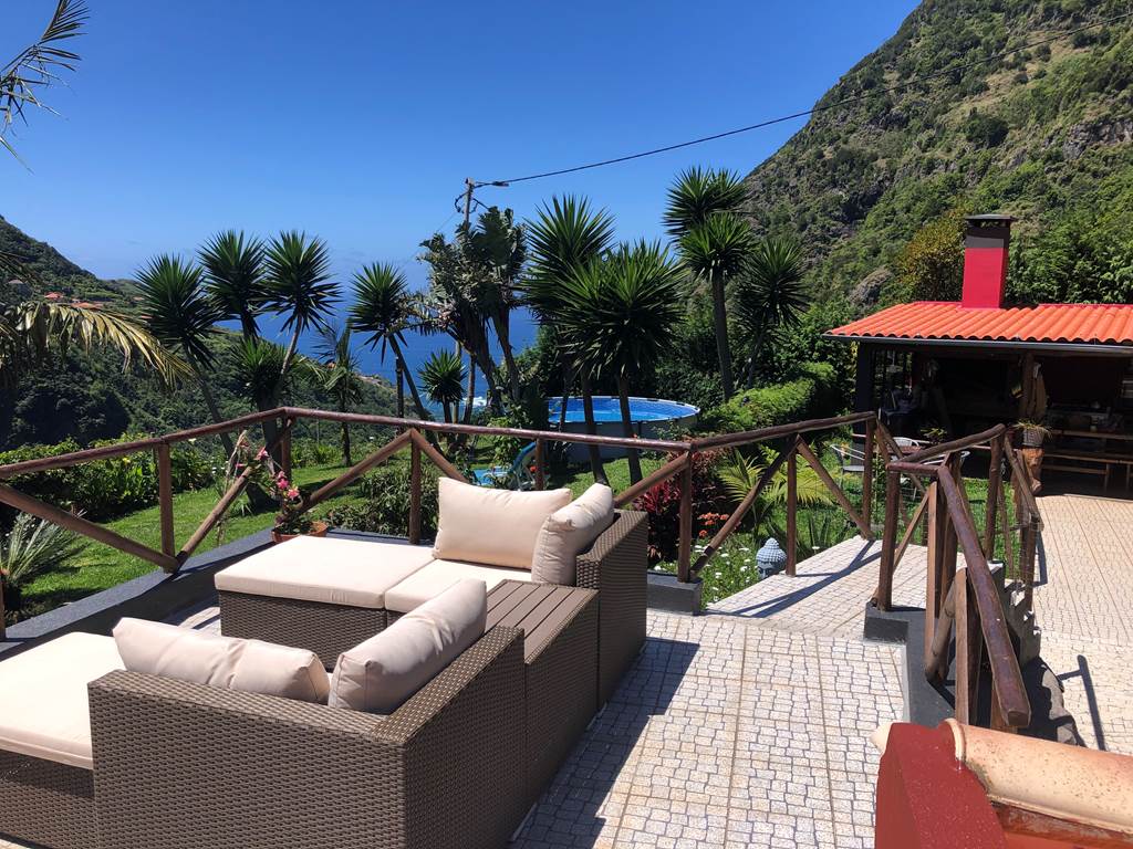 terrasse supérieure bain de soleil avec vue piscine